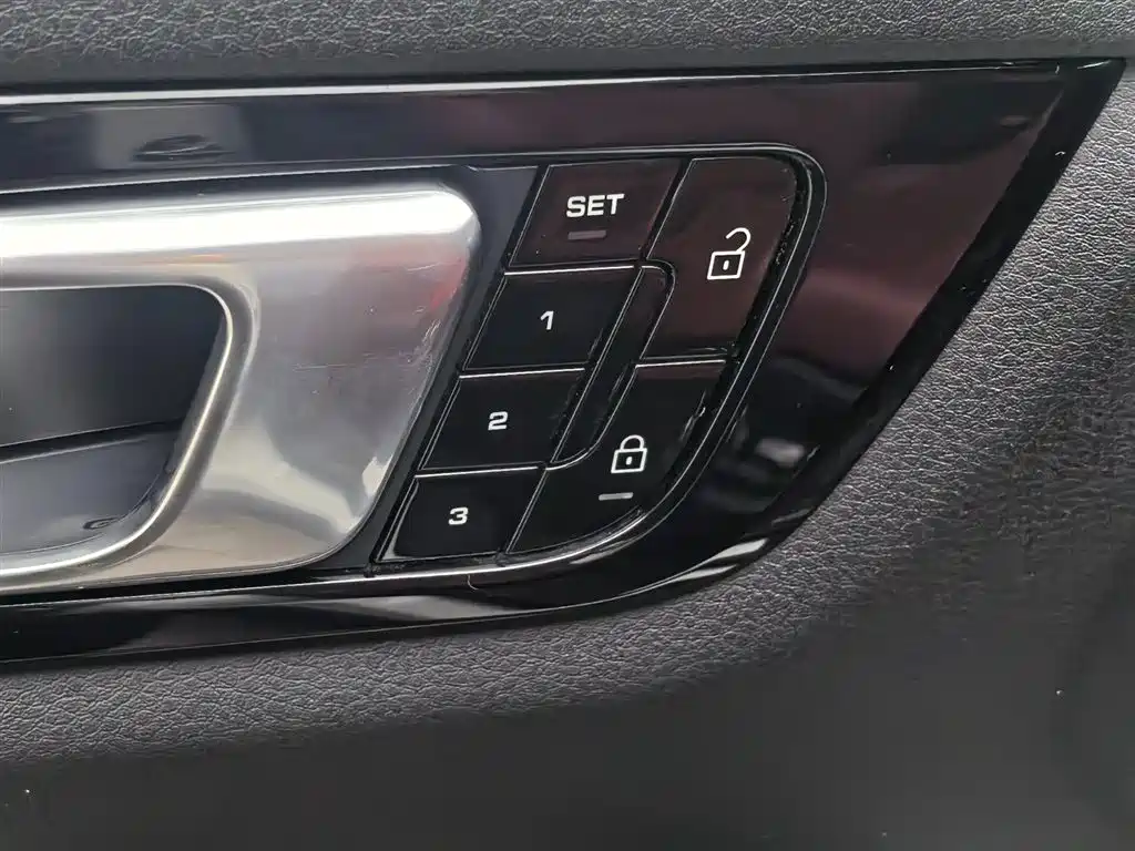 Porsche Cayenne — миниатюра 26