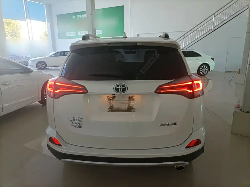 Toyota RAV4 — миниатюра 6