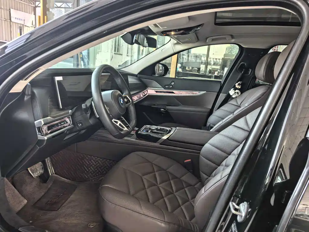 BMW i7 — миниатюра 3