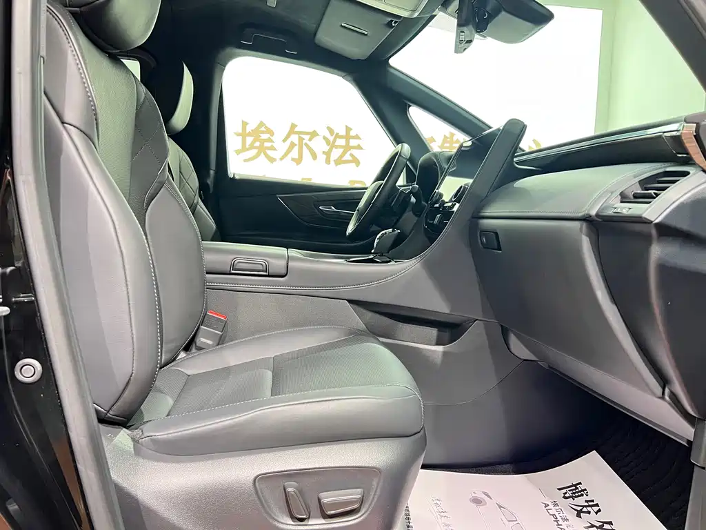 Toyota Alphard — миниатюра 10