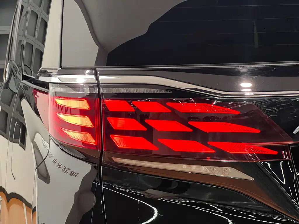 Toyota Alphard — миниатюра 9