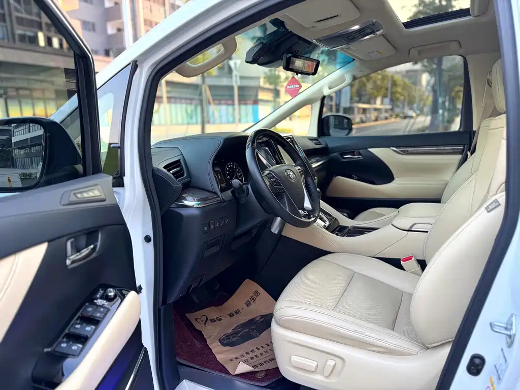 Toyota Alphard — миниатюра 4