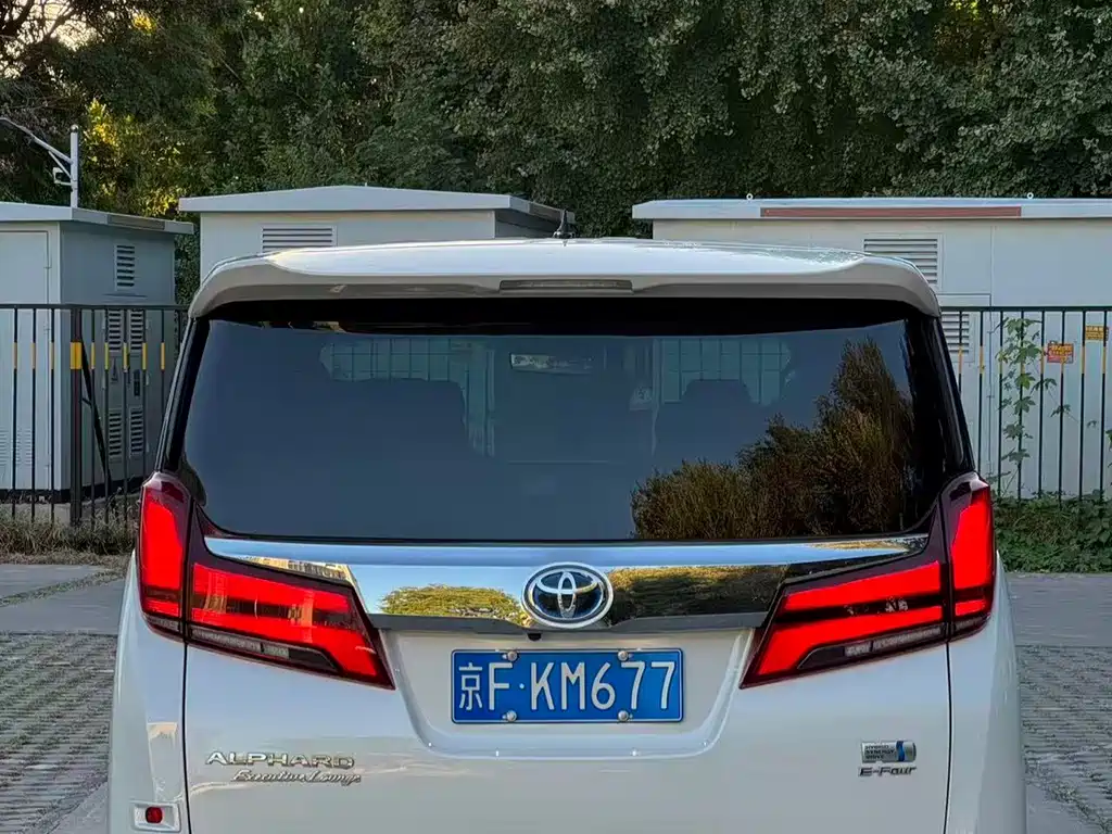 Toyota Alphard — миниатюра 6
