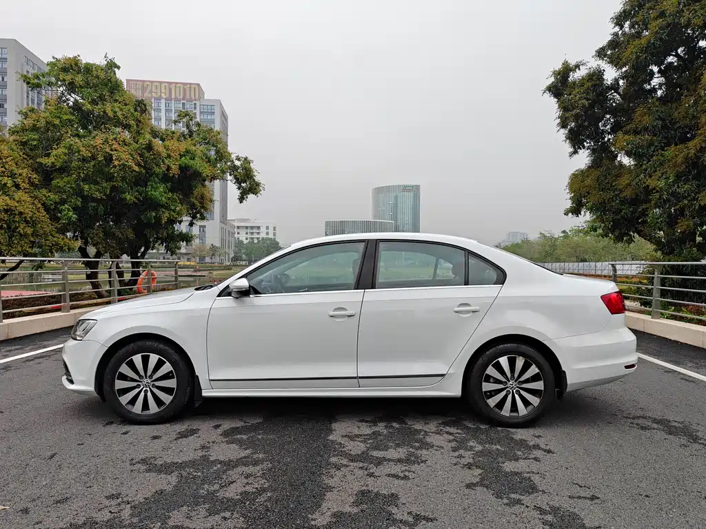 Volkswagen Sagitar 2018 1.6L AT Comfort