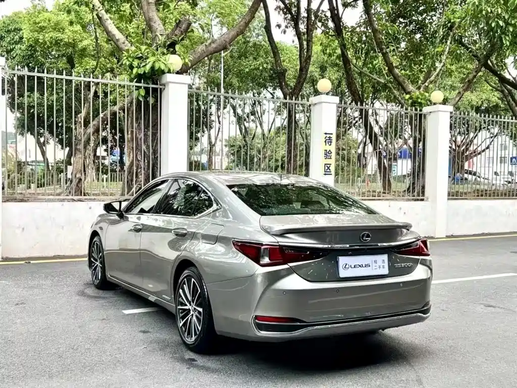 LEXUS ES