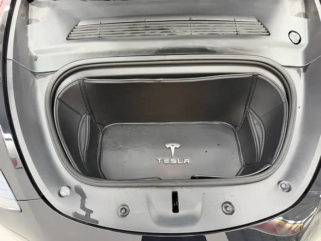Tesla Model Y — миниатюра 23