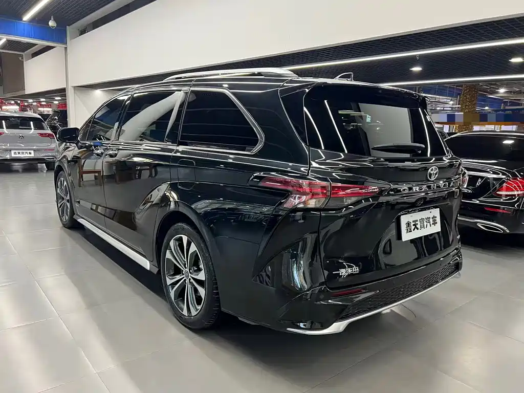 Toyota Granvia — миниатюра 2