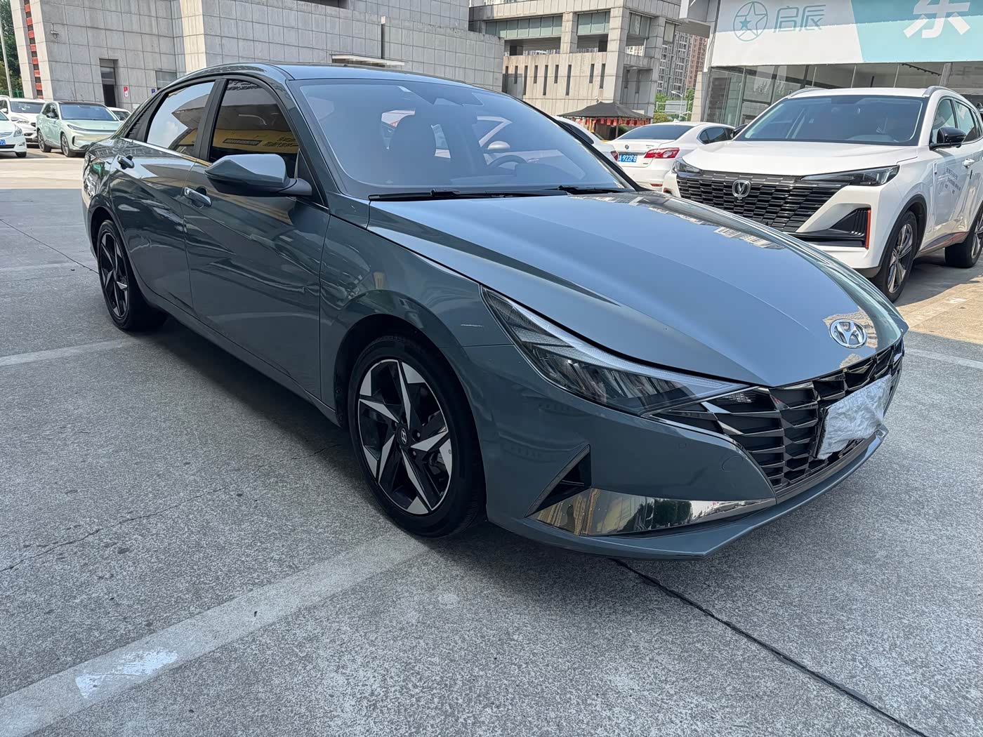 Hyundai Elantra 1.5 л 2021 г. Серебристо-серый, пробег 43000 км