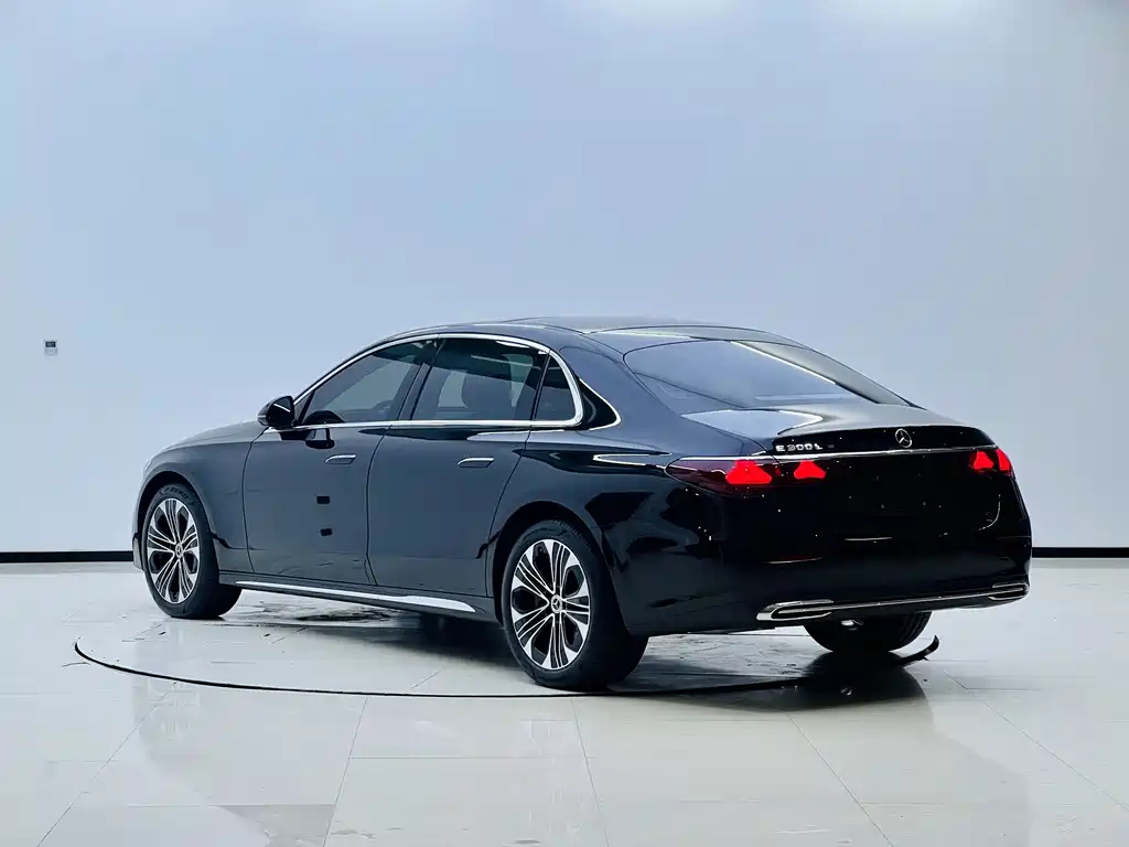 Mercedes-Benz E-Class — миниатюра 3