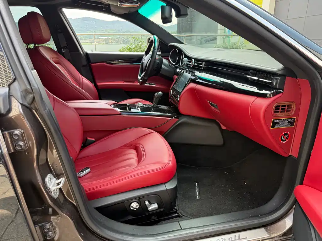 Maserati Quattroporte — миниатюра 7