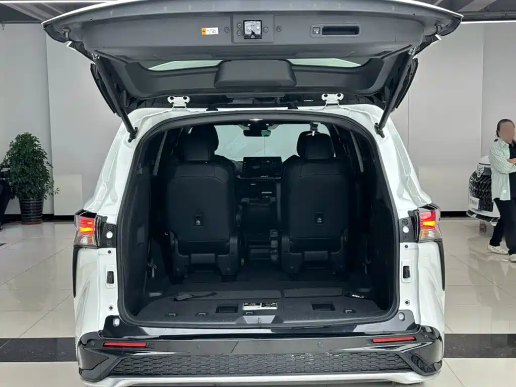 Toyota Granvia — миниатюра 16
