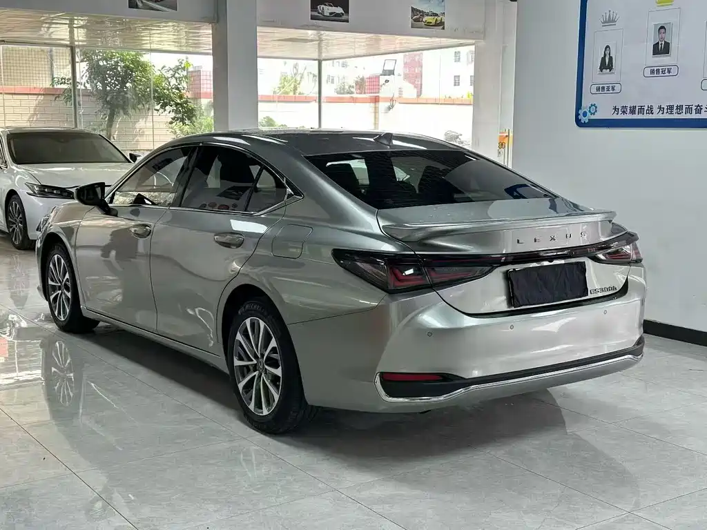 Lexus ES 2025 300h Premium