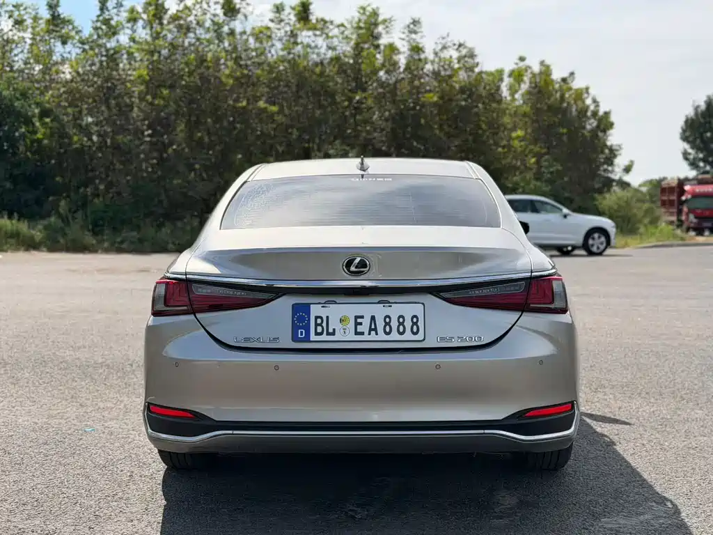 Lexus ES — миниатюра 10