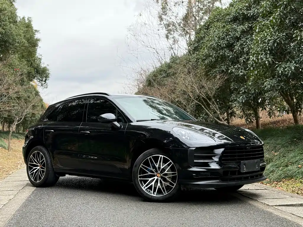 PORSCHE MACAN
