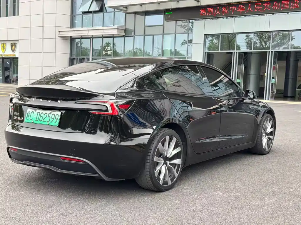 Tesla Model 3 — миниатюра 3