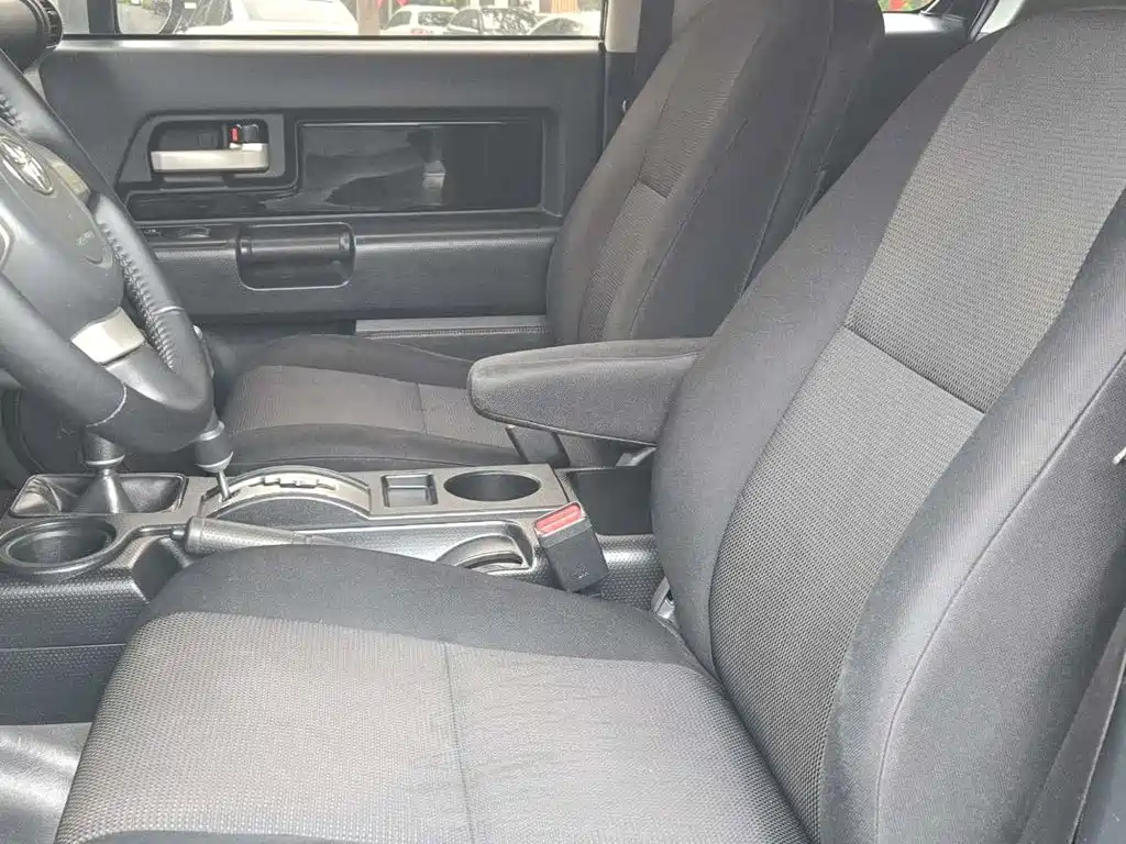 Toyota FJ Cruiser — миниатюра 5
