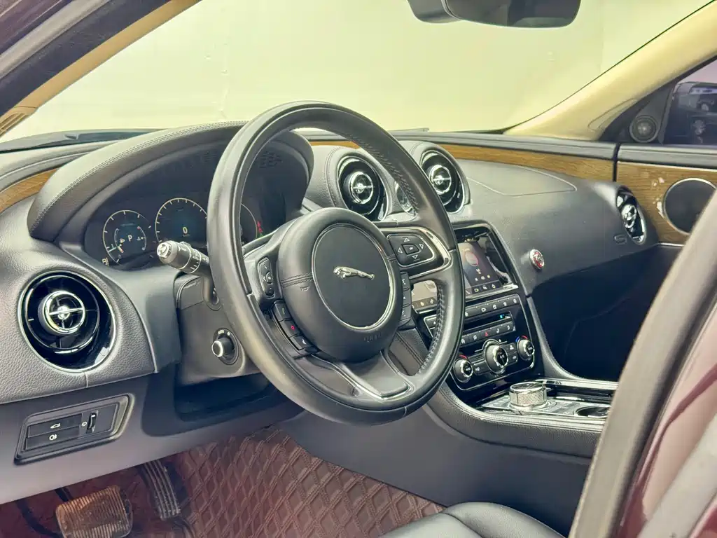 Jaguar XJ — миниатюра 17
