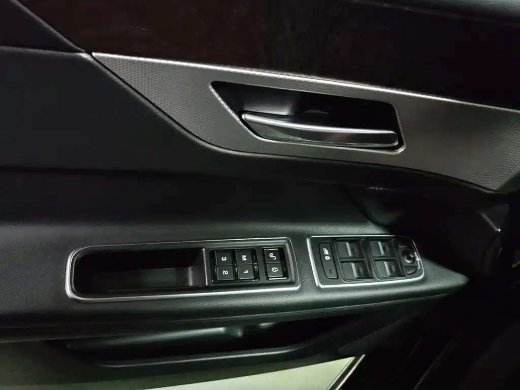 Jaguar XFL — миниатюра 6