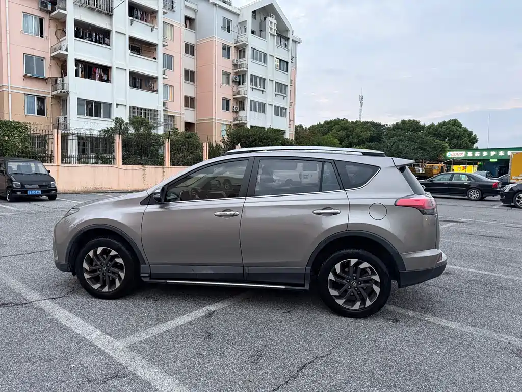 Toyota RAV4 — миниатюра 8
