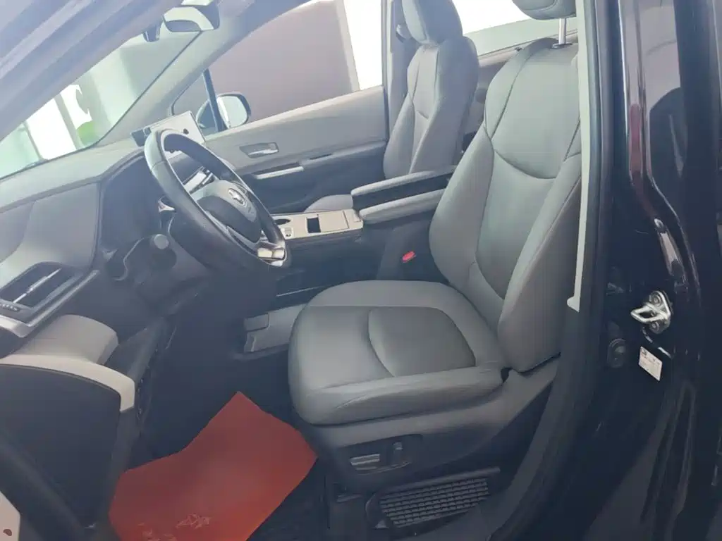 Toyota Granvia — миниатюра 15