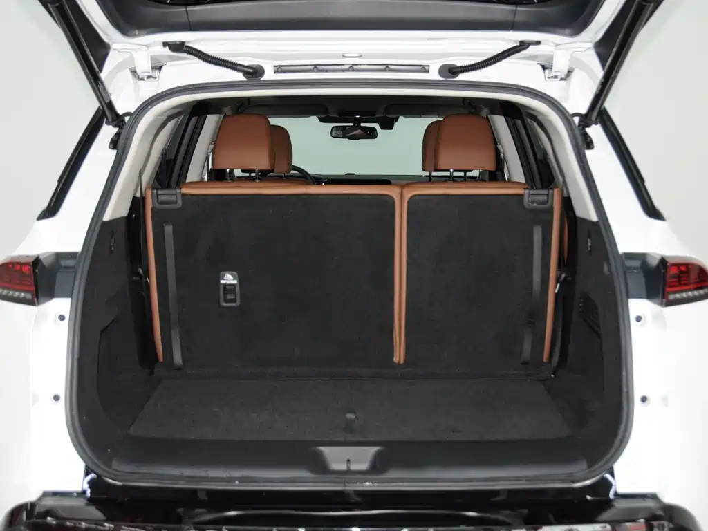 NISSAN EXPLORING THE LAND