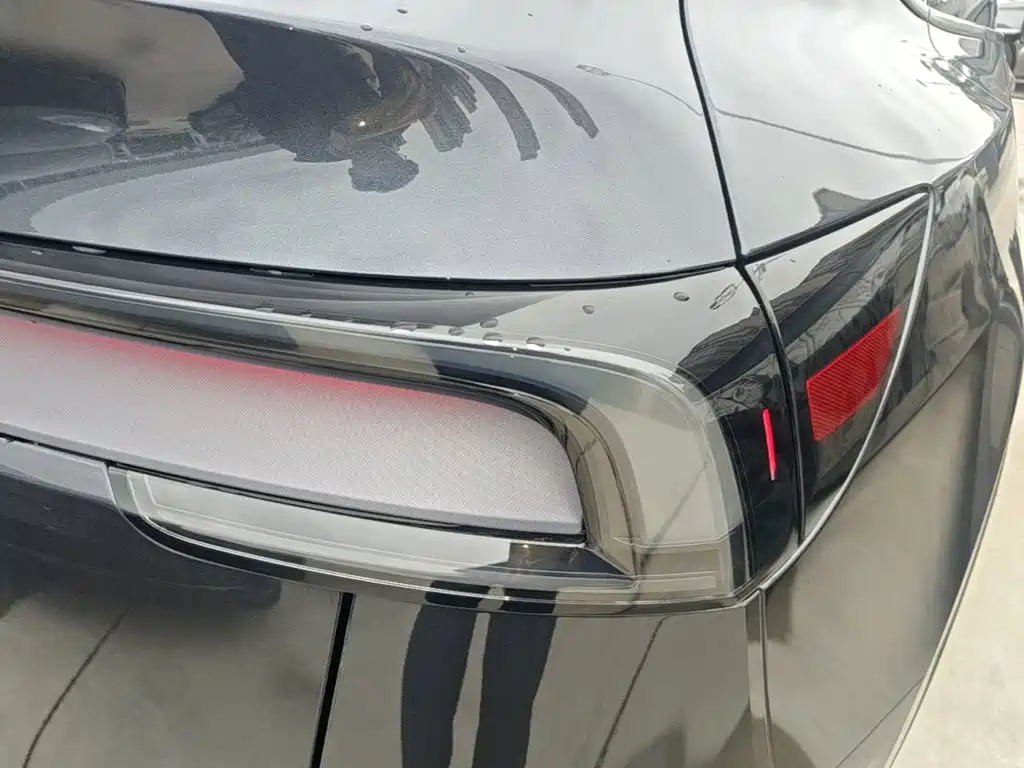 Tesla Model Y — миниатюра 8