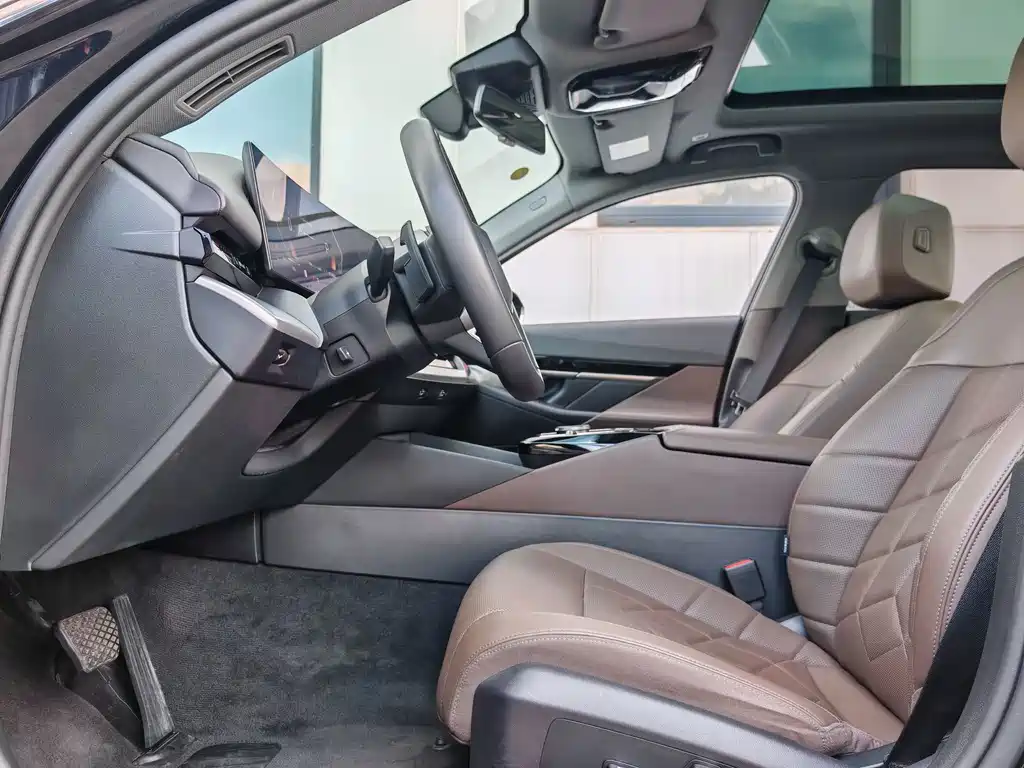 BMW 5 Series — миниатюра 13