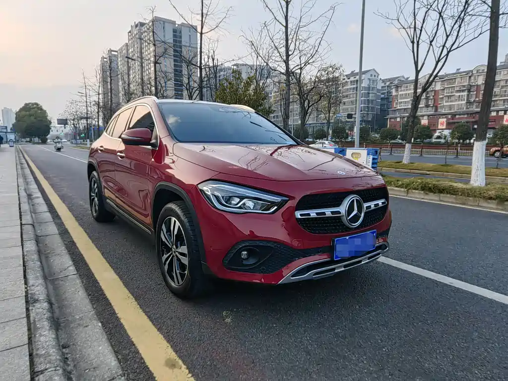 MERCEDES-BENZ GLA