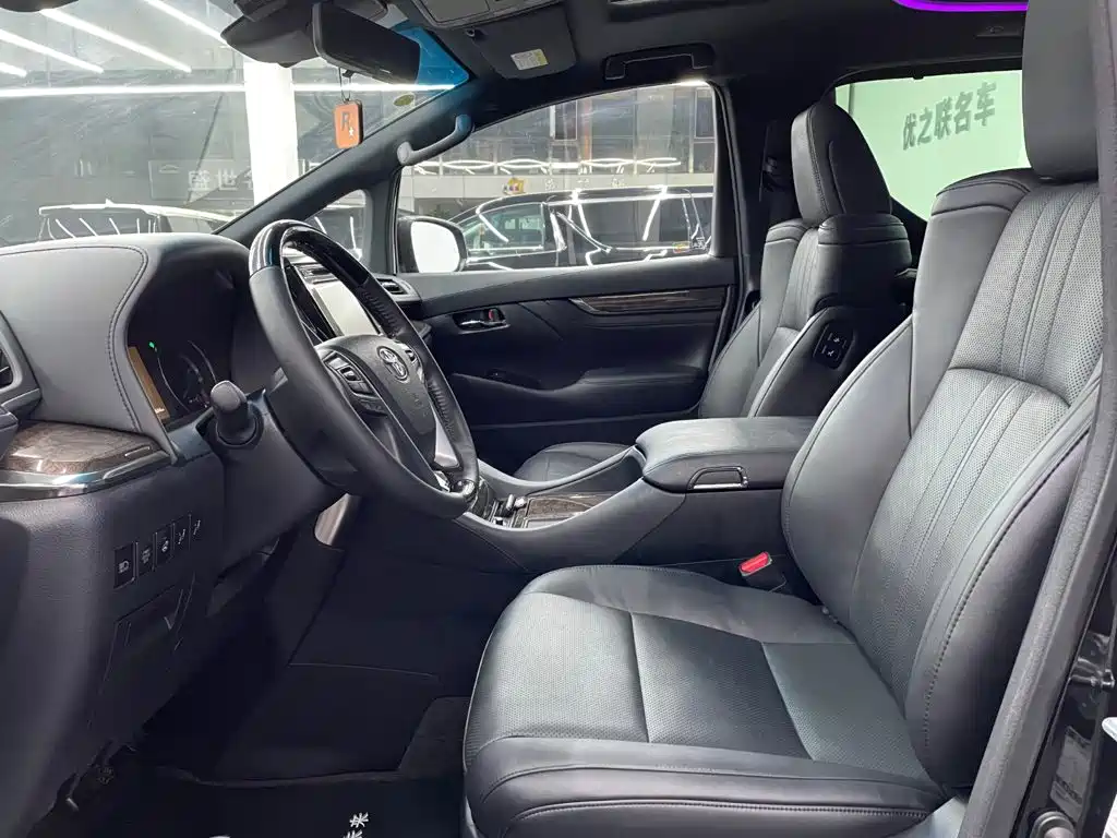 Toyota Alphard — миниатюра 8