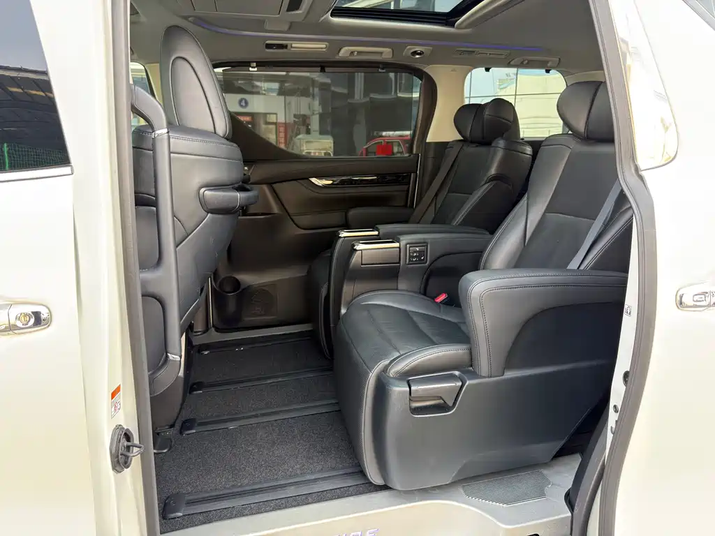 Toyota Vellfire 2023 2.5L HV Luxury