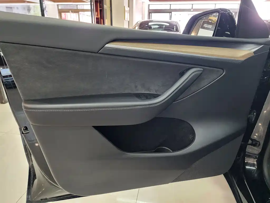 Tesla Model Y — миниатюра 8