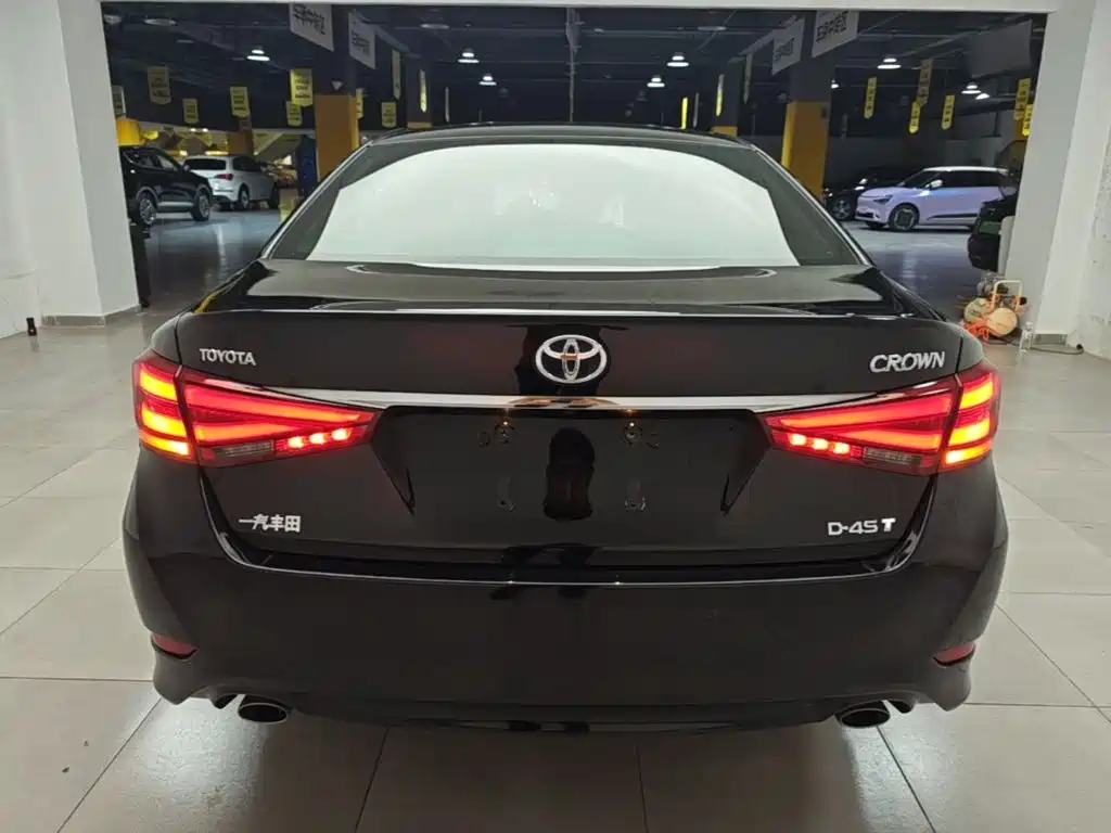 Toyota Crown — миниатюра 6