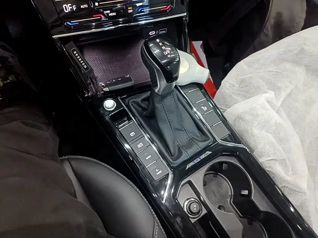 Volkswagen Passat PHEV — миниатюра 14