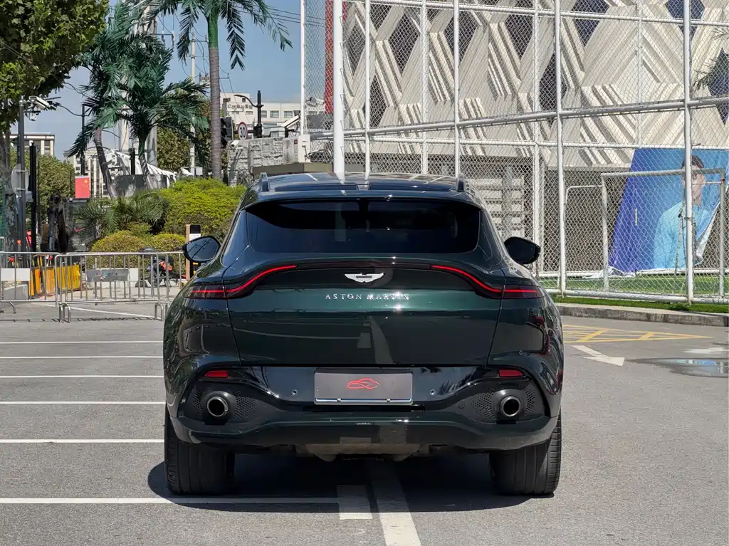 ASTON MARTIN DBX