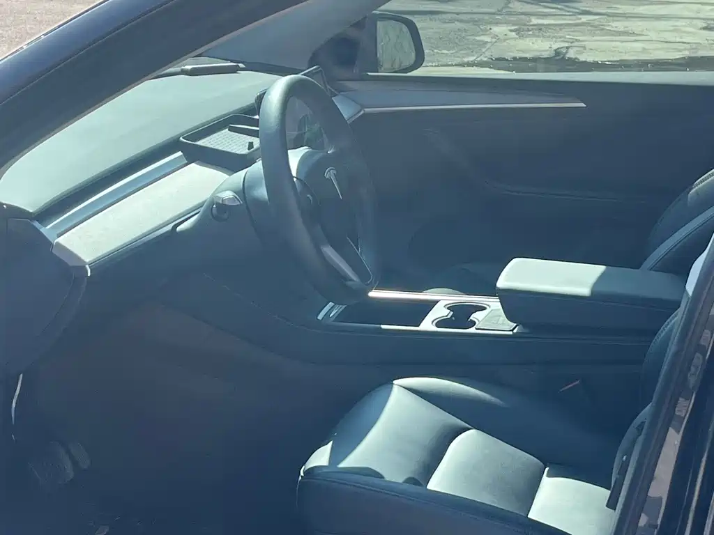 Tesla Model Y — миниатюра 4