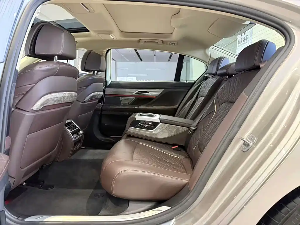 BMW 7 Series — миниатюра 12