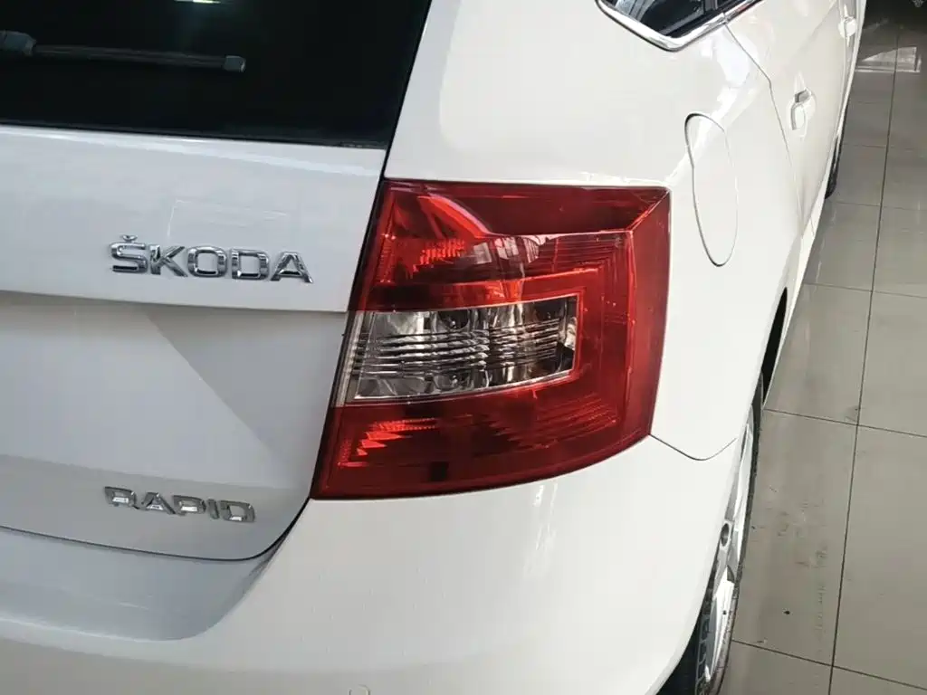 Skoda Rapid Spaceback — миниатюра 8