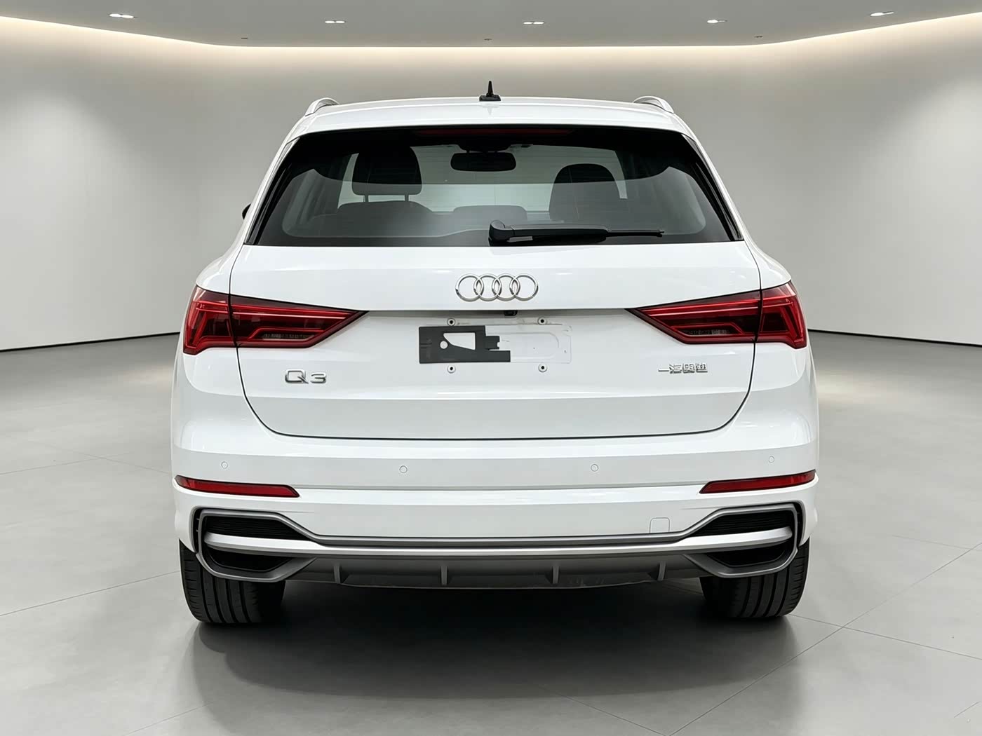 Audi Q3 1.4 л 2022 г. Белый, пробег 31000 км