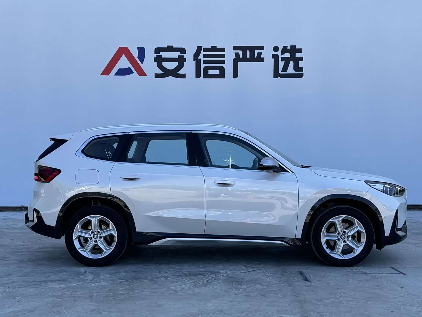 BMW X1 1.5 л 2023 г. Белый, пробег 47000 км