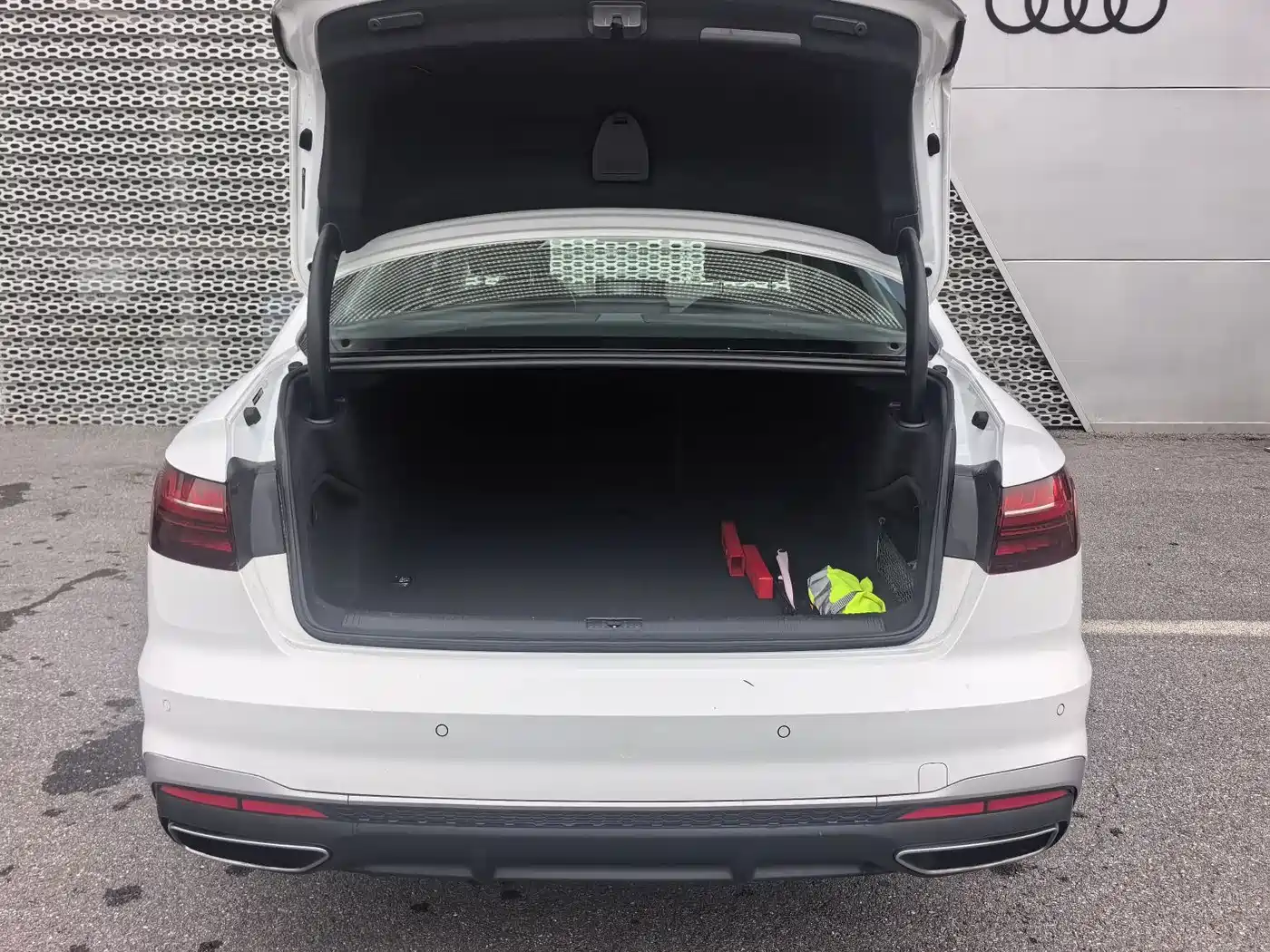 Audi A4L id 4622454 из Китая 7