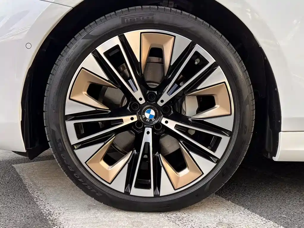 BMW 5 Series — миниатюра 7