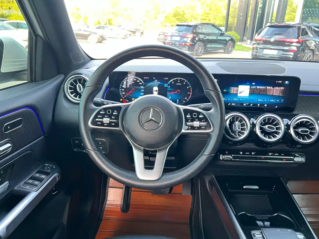 Mercedes-Benz GLB — миниатюра 11