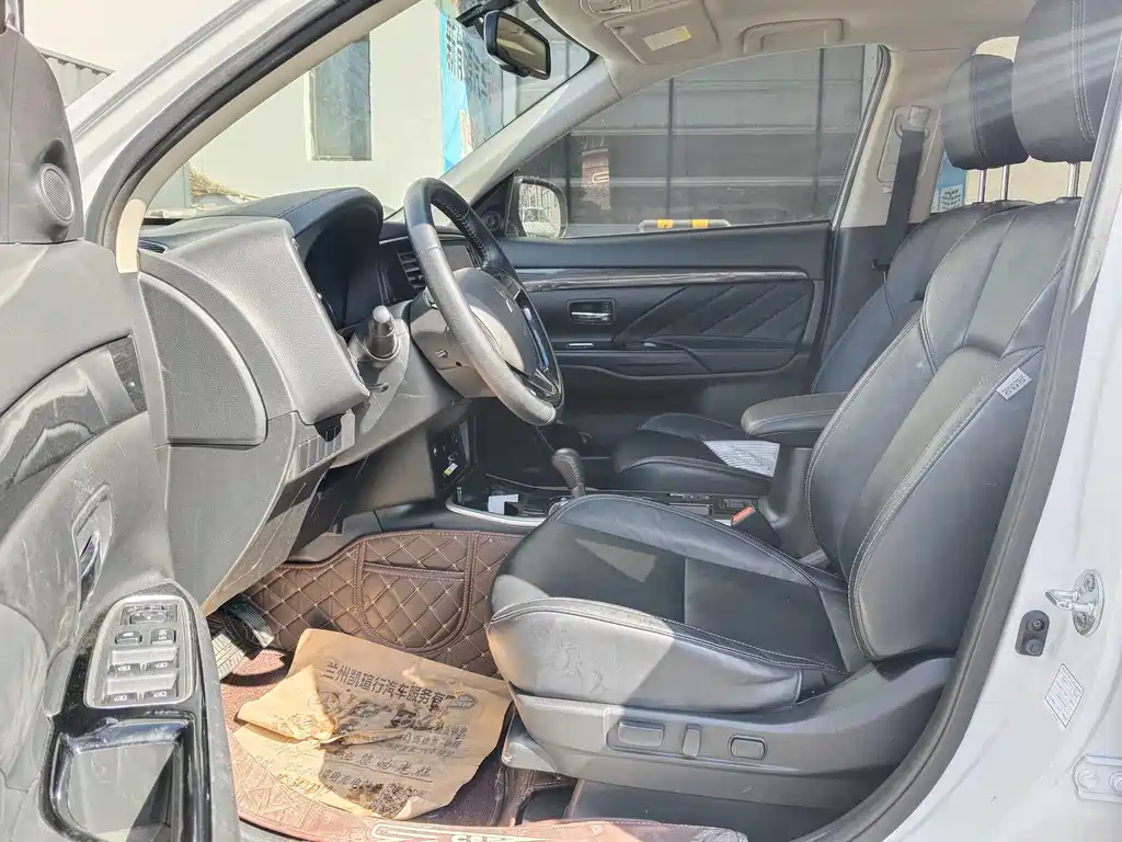 MITSUBISHI OUTLANDER