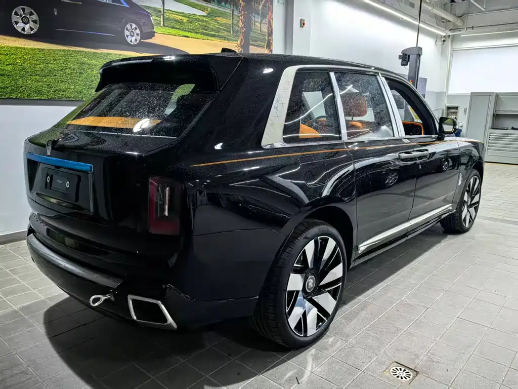 Rolls-Royce Cullinan 2026 мест