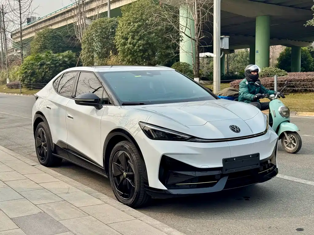 VOLKSWAGEN WITH THE CROWD 06