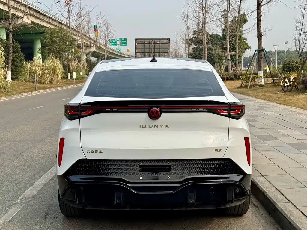 VOLKSWAGEN WITH THE CROWD 06