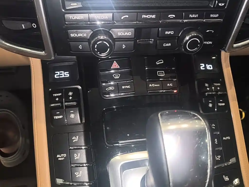Porsche Cayenne — миниатюра 13