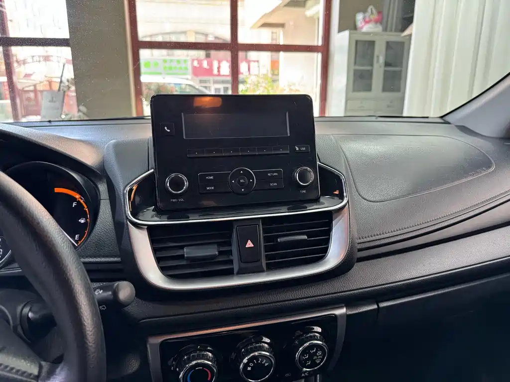 Toyota Yaris L - фото 11