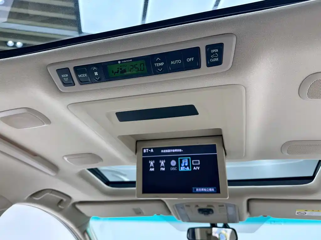 Toyota Alphard — миниатюра 19