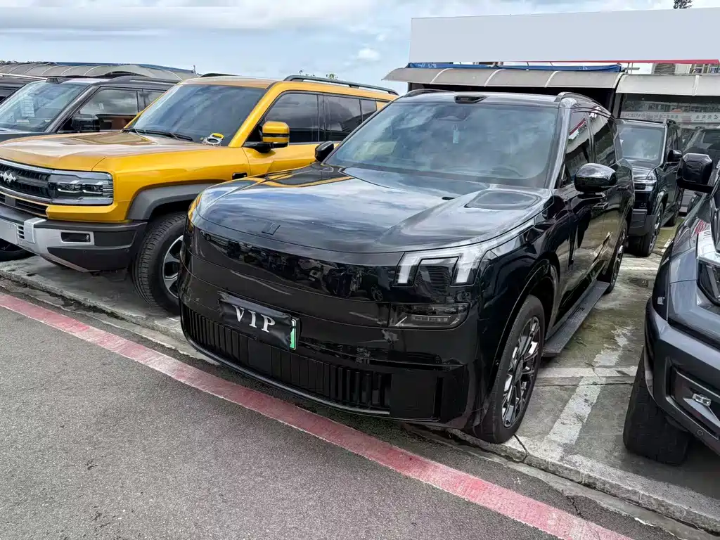 Lynk & Co 900